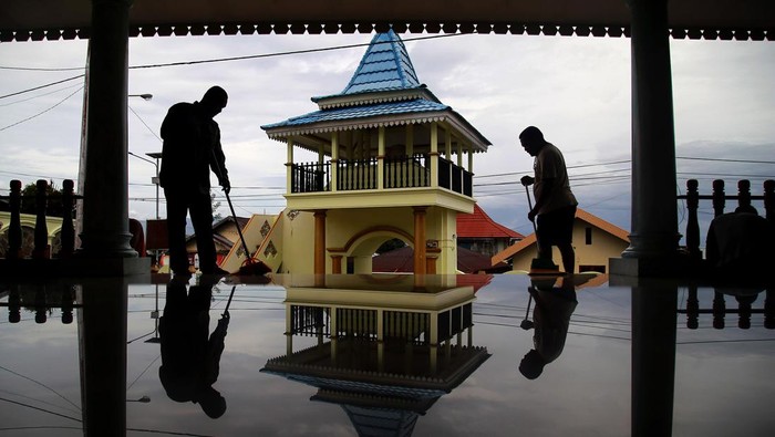 Warga membersihkan lantai saat gerakan bersih masjid di Masjid Kesultanan Tidore di Kota Tidore Kepulauan, Maluku Utara, Jumat (8/3/2024). Kegiatan bersih-bersih masjid tertua yang dibangun pada tahun 1700 Masehi tersebut untuk menyambut Ramadhan sekaligus memberikan kenyamanan bagi jamaah dalam beribadah. ANTARA FOTO/Andri Saputra/rwa.