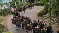 Sejumlah kaum adat Bonokeling melakukan ritual jalan kaki atau laku mlampah menuju makam Kyai Bonokeling, melintasi Pasar Kesugihan, Cilacap, Jateng, Kamis (7/3/2024). Ritual yang dilakukan oleh pengikut komunitas adat Bonokeling dengan berjalan sekitar 40 km tersebut dimaknai sebagai bentuk olah rasa prihatin, sebelum melakukan tradisi unggahan di komplek makam Bonokeling di Desa Pekuncen, Jatilawang, Banyumas, Jateng. Kegiatan ini juga dalam rangka menyambut bulan puasa. ANTARA FOTO/Idhad Zakaria