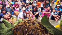 Sejumlah warga mengikuti tradisi Sewu Sempol di kawasan makam Dewi Ayu Nawangsih dan Raden Bagus Rinangku di Dukuh Masin, Dawe, Kudus, Jawa Tengah, Kamis (7/3/2024). Tradisi bersedekah sempol (paha ayam) di makam leluhur yang diikuti seribuan warga menjelang bulan Ramadan itu untuk mengirim doa kepada arwah leluhur serta harapan agar diberikan kelancaran saat menjalankan ibadah puasa. ANTARA FOTO/Yusuf Nugroho