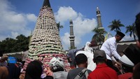 Warga berebut grebek gunungan apem di Alun-alun Jombang, Jawa Timur, Jumat (8/3/2024).Tradisi tahunan grebek apem itu diselenggarakan Pemerintah Kabupaten Jombang dengan menyediakan gunungan apem untuk menyambut datangnya bulan suci Ramadan. ANTARA FOTO/Syaiful Arif