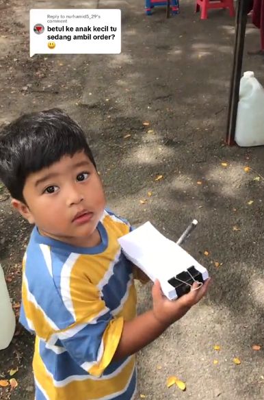 Aksi Anak Laki-Laki Bantu Orang Tua di Toko Bikin Netizen Heboh