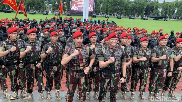 Brigjen TNI Djon Afriandi resmi menjabat Komandan Jenderal (Danjen) Komando Pasukan Khusus (Kopassus) menggantikan Mayjen Deddy Suryadi. (Taufiq S/detikcom) Brigjen TNI Djon Afriandi resmi menjabat Komandan Jenderal (Danjen) Komando Pasukan Khusus (Kopassus) menggantikan Mayjen Deddy Suryadi. (Taufiq S/detikcom)