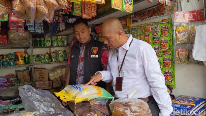 Bulog Tulungagung melakukan sidak ke mitra penyalur beras SPHP.
