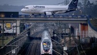 Negosiasi berlanjut untuk staf darat maskapai penerbangan Jerman Lufthansa dan pengemudi kereta api Deutsche Bahn dari operator kereta api Jerman. Serikat pengemudi kereta api Jerman GDL dan Ver.di menyerukan pemogokan pada hari Kamis dan Jumat. AP/Michael Probst