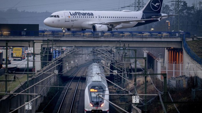 Buruh Mogok Kerja, Bandara dan Stasiun di Jerman Lumpuh A Lufthansa aircraft rolls on a bridge over a railway line in Frankfurt, Germany, Wednesday, March 6, 2024. German Lufthansa airline and the train drives union GDL called for strikes starting on Thursday.(AP Photo/Michael Probst)