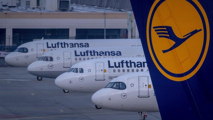 Buruh Mogok Kerja, Bandara dan Stasiun di Jerman Lumpuh Lufthansa aircrafts are parked at the airport in Frankfurt, Germany, Thursday, March 7, 2024. German Lufthansa airline and the airport security staff are on a strike causing the cancellation go most of the flights. (AP Photo/Michael Probst)