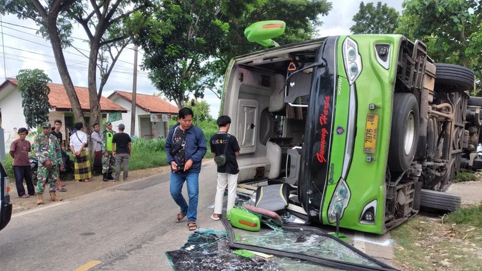 Bus PO Gunung Harta terguling di Sumenep