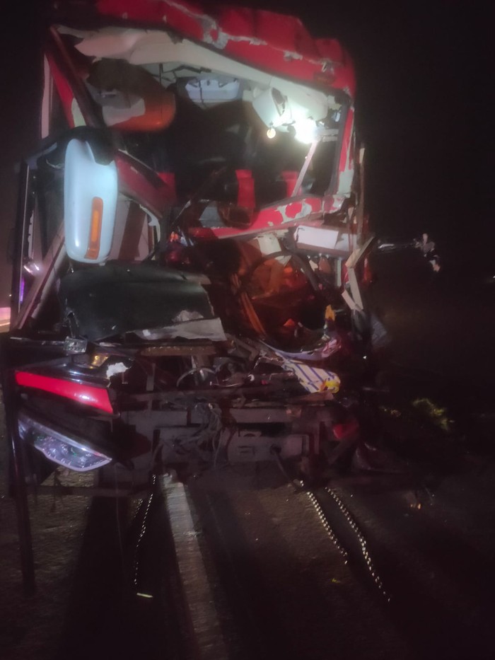 bus tabrak truk mengalami kecelakaan di tol ngawi