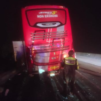 bus tabrak truk mengalami kecelakaan di tol ngawi