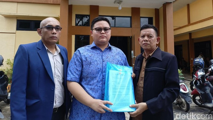 Caleg DPRD Kota Palembang dari Partai Golkar laporkan rekan separtainya ke Sentra Gakkumdu Palembang.