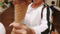 Makan es krim mahal, dirinya pasang pose imut dan menggemaskan saat mencicipi es krim yang satu ini. Foto: Instagram Dewi Perssik