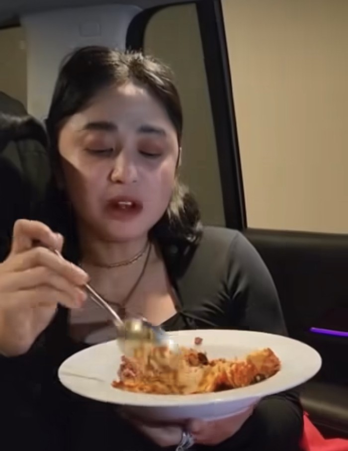 Dewi Perssik Doyan Makan Bakso hingga Ikan Pedas yang Bikin Laper Dewi Perssik Doyan Makan Bakso hingga Ikan Pedas yang Bikin Laper