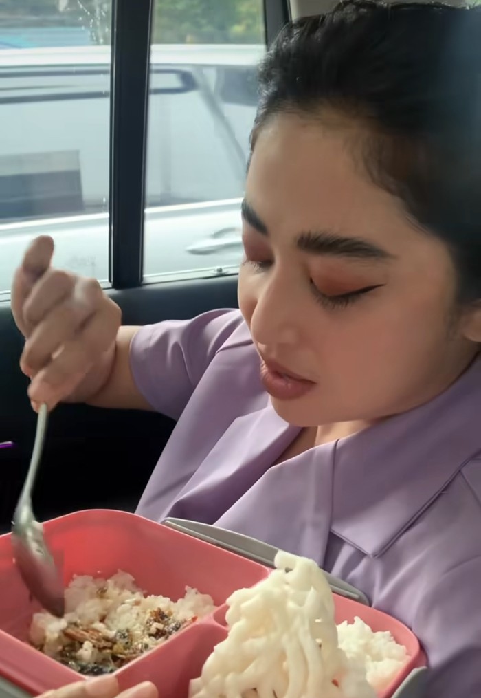 Dewi Perssik Doyan Makan Bakso hingga Ikan Pedas yang Bikin Laper Dewi Perssik Doyan Makan Bakso hingga Ikan Pedas yang Bikin Laper