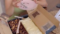 Terakhir ini gaya santai Dewi, saat menyantap brownies cokelat dan bolu keju yang lembut manis.  Foto: Instagram Dewi Perssik