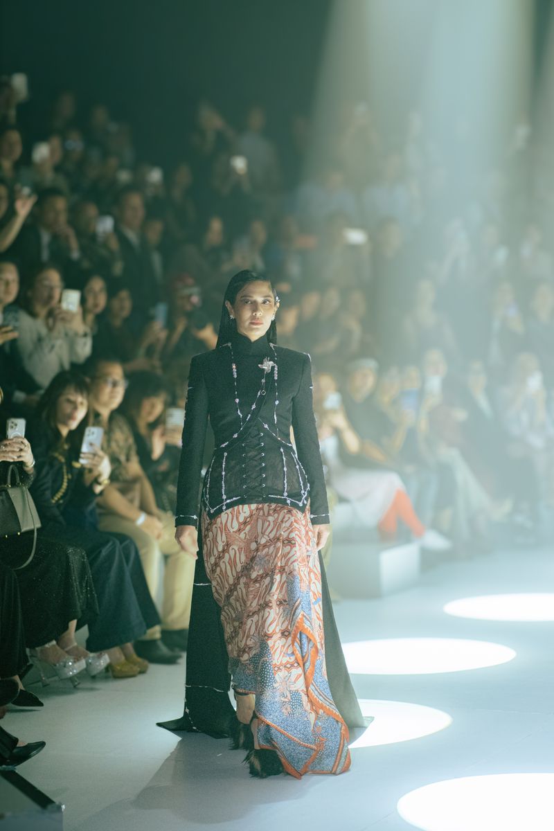 Dian Sastrowardoyo di Fashion Show Wilsen Willim