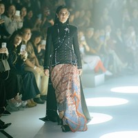 Penampilan tersebut seakan mengulang momen stylish Dian saat mempromosikan serial ‘Gadis Kretek’ di Busan Film Fashion Festival 2023. Di serial produksi Netflix itu, Dian berperan sebagai Dasiyah atau Jeng Yah yang identik dengan atasan janggan berkerah tinggi. (Foto: Dok. Wilsen Willim)