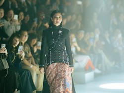 7 Pesona Dian Sastrowardoyo Bak Jeng Yah di Catwalk, Pakai Kebaya Berbeskap