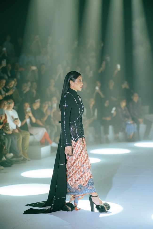 Turut menyempurnakan gayanya, sepasang pump heels dengan aksen bulu-bulu yang eksentrik. (Foto: Dok. Wilsen Willim)