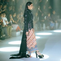 Turut menyempurnakan gayanya, sepasang pump heels dengan aksen bulu-bulu yang eksentrik. (Foto: Dok. Wilsen Willim)