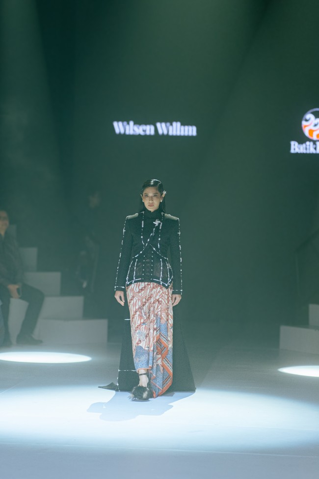 Wilsen Willim mempersembahkan koleksi kolaborasinya dengan Batik Keris di Plaza Indonesia Fashion Week baru-baru ini. Presentasi yang bertajuk ‘Kini, Dulu, Nanti’ itu menyertakan aktris Dian Sastrowardoyo sebagai salah satu modelnya. (Foto: Dok. Wilsen Willim)