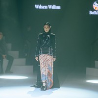 Wilsen Willim mempersembahkan koleksi kolaborasinya dengan Batik Keris di Plaza Indonesia Fashion Week baru-baru ini. Presentasi yang bertajuk ‘Kini, Dulu, Nanti’ itu menyertakan aktris Dian Sastrowardoyo sebagai salah satu modelnya. (Foto: Dok. Wilsen Willim)