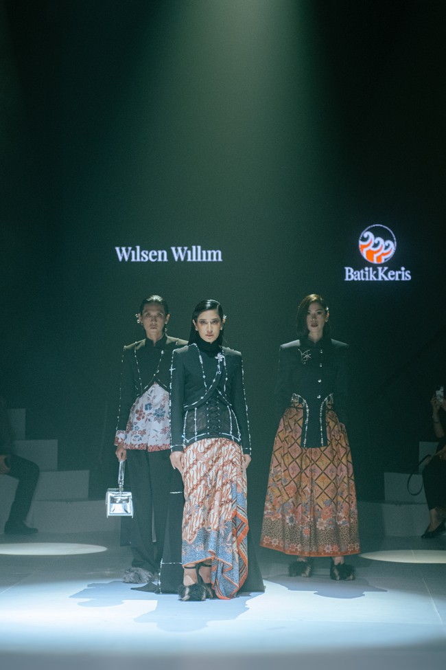 Ekor dramatis juga menjadi fitur pakaian yang dirancang khusus oleh Wilsen. Ditambah sentuhan korset bertali. Foto: Dok. Wilsen Willim