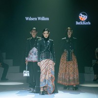 Ekor dramatis juga menjadi fitur pakaian yang dirancang khusus oleh Wilsen. Ditambah sentuhan korset bertali. Foto: Dok. Wilsen Willim