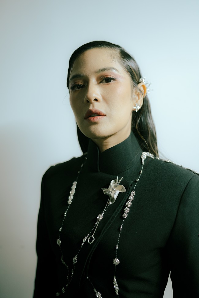 Untuk peragaan ini, atasan Dian dihiasi detail embellishment yang edgy. Salah satunya berbentuk kincir yang merupakan dekorasi signature Wilsen Willim. (Foto: Dok. Wilsen Willim)