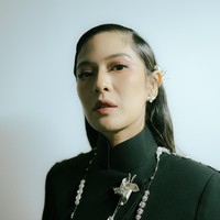 Untuk peragaan ini, atasan Dian dihiasi detail embellishment yang edgy. Salah satunya berbentuk kincir yang merupakan dekorasi signature Wilsen Willim. (Foto: Dok. Wilsen Willim)