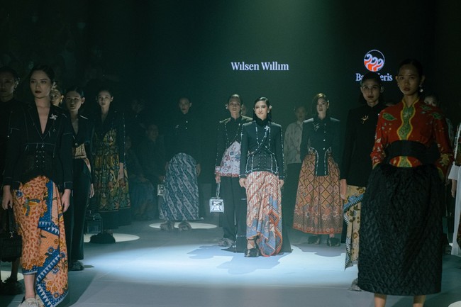 Gaya ibu dua anak itu kian sempurna berkat jariknya. Tubuhnya dibungkus batik tulis yang terbuat dari kain sutra. (Foto: Dok. Wilsen Willim)