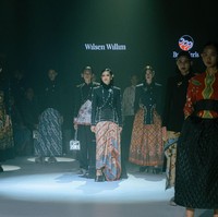 Gaya ibu dua anak itu kian sempurna berkat jariknya. Tubuhnya dibungkus batik tulis yang terbuat dari kain sutra. (Foto: Dok. Wilsen Willim)