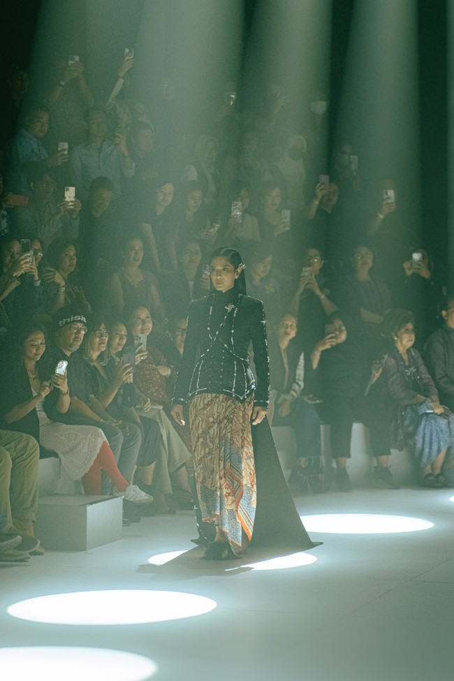 Dian Sastrowardoyo tampil sebagai pamungkas. Ia menutup peragaan tersebut dalam balutan beskap kontemporer dengan potongan samping khas Wilsen. (Foto: Dok. Wilsen Willim)