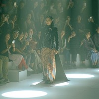 Dian Sastrowardoyo tampil sebagai pamungkas. Ia menutup peragaan tersebut dalam balutan beskap kontemporer dengan potongan samping khas Wilsen. (Foto: Dok. Wilsen Willim)