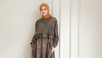 Jadi, selama umrah itu aku berdoa terus kan ke rumah salah satu Habib dan cerita kalau punya kista. Dia menyarankan tawaf saja sambil bawa air zam zam nanti setelahnya diminum. Kemudian, bawa botol yang besar, jadi setiap mau mandi, air zam zamnya dibasuh ke perut, itu saja yang aku lakukan selama umrah, terangnya. Foto: Instagram @donitabhubiy