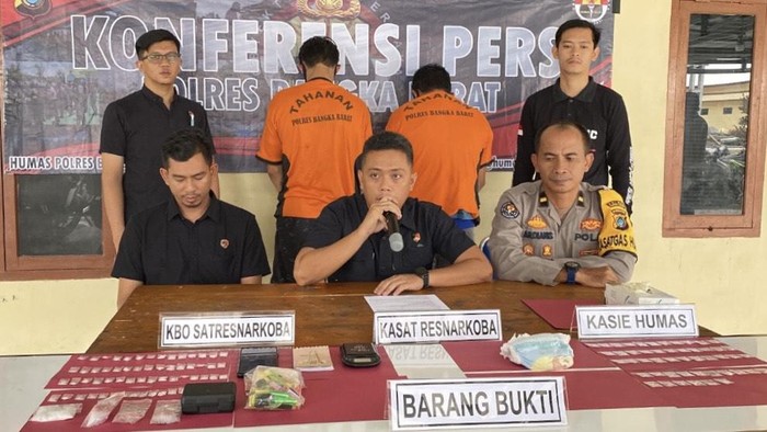 Dua pengedar sabu di Bangka Barat saat dihadirkan dalam rilis.