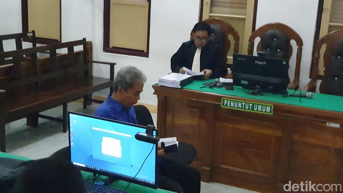 Eks Bupati Samosir Mangindar Simbolon ketika menjalani sidang tuntutan di PN Medan. (Goklas Wisely/detikSumut)