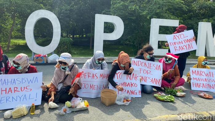 Emak-emak Demo di Depan ITS