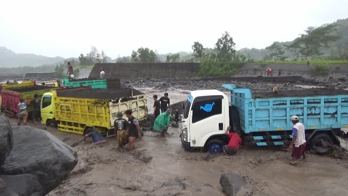 Enam truk tambang pasir terjebak di aliran banjir lahar Semeru
