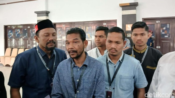 Foto: calon senator saat memberikan keterangan kepada wartawan (Agus Setyadi/detikSumut)