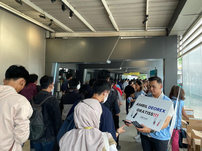 Hari Bebas Bau Badan, Deorex Bagikan Produk Gratis di 5 Stasiun KRL