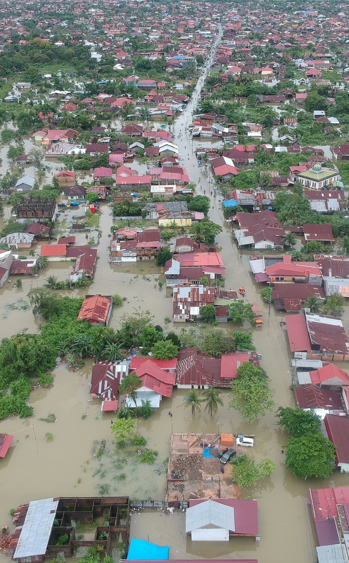 Petugas BPBD Padang mengevakuasi warga lansia di Jalan DPR, Dadok Tunggul Hitam, Padang, Sumatera Barat, Jumat (8/3/2024). Banjir akibat intensitas hujan tinggi sejak Kamis (7/3/2024) merendam ratusan rumah di kota Padang dan sekitarnya sehingga warga diungsikan ke tempat yang lebih aman.  ANTARA FOTO/Iggoy el Fitra/foc.