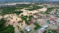 Foto udara banjir merendam pemukiman di kawasan Dadok Tunggul Hitam, Padang, Sumatera Barat, Jumat (8/3/2024).