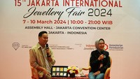 Kepala Divisi Produksi dan Pemasaran Galeri 24 Utik Rahayu memberikan penjelasan terkait keikutsertaan dalam Jakarta International Jewellery Fair (JIJF) 2024.