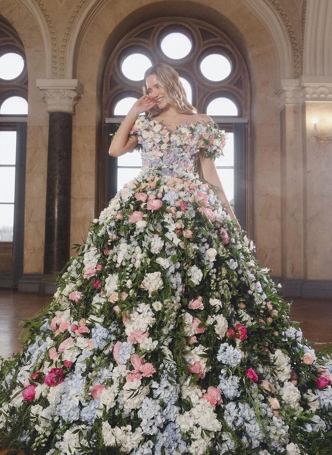 Vladiyan Royal, perusahaan bridal asal Ukraina mengkreasikan gaun pengantin bertema floral untuk menyambut musim semi. Karya mereka terinspirasi dari wanita dan bunga yang sama-sama memancarkan simfoni pesona dan kecantikan. Foto: Instagram/@vladiyan_official