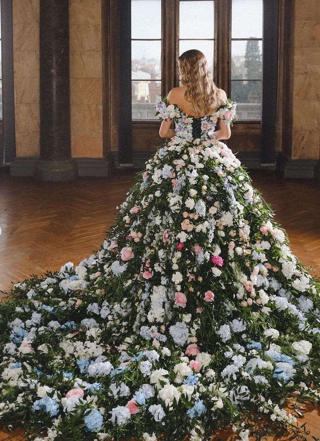 Tanaman hijau melambangkan esensi kebangkitan dan kesegaran abadi. Foto: Instagram/@vladiyan_official