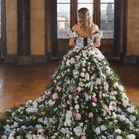 Tanaman hijau melambangkan esensi kebangkitan dan kesegaran abadi. Foto: Instagram/@vladiyan_official