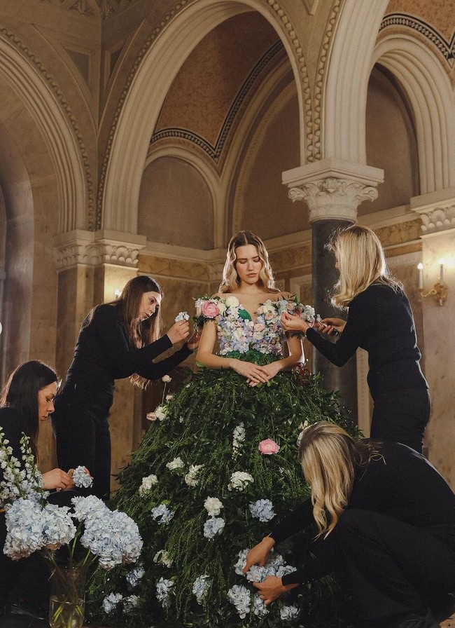 Tim yang terdiri dari lima dekorator menghabiskan waktu enam jam untuk mewujudkan gaun pengantin dari sebuah sketsa menjadi nyata.  Foto: Instagram/@vladiyan_official