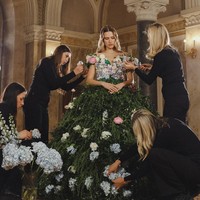 Tim yang terdiri dari lima dekorator menghabiskan waktu enam jam untuk mewujudkan gaun pengantin dari sebuah sketsa menjadi nyata.  Foto: Instagram/@vladiyan_official