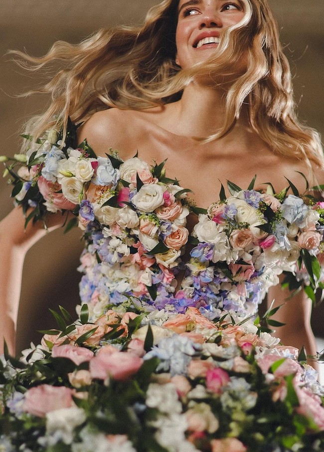 Dalam unggahan di Instagram, Vladiyan Royal menjelaskan bahwa bunga mencerminkan semangat kehidupan. Foto: Instagram/@vladiyan_official