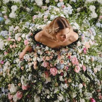 Tak kurang dari 435 bunga dan 525 helai daun digunakan untuk menciptakan karya masterpiece ini.  Foto: Instagram/@vladiyan_official